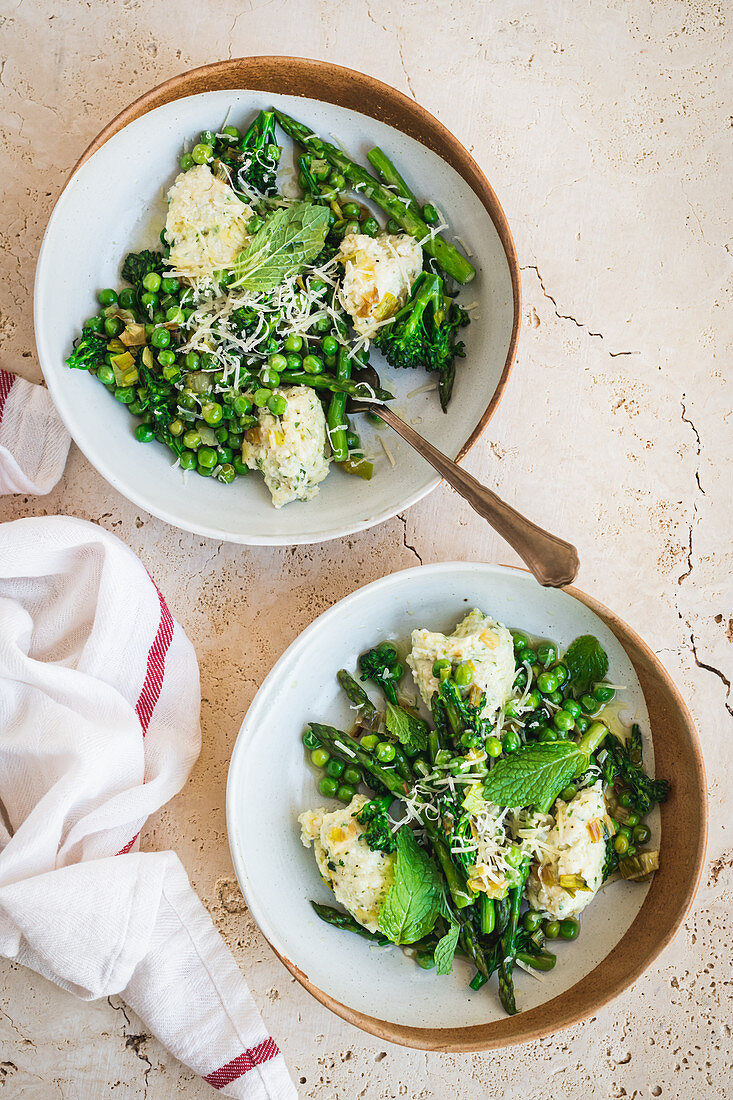 Gnudi mit Frühlingsgemüse und Parmesan