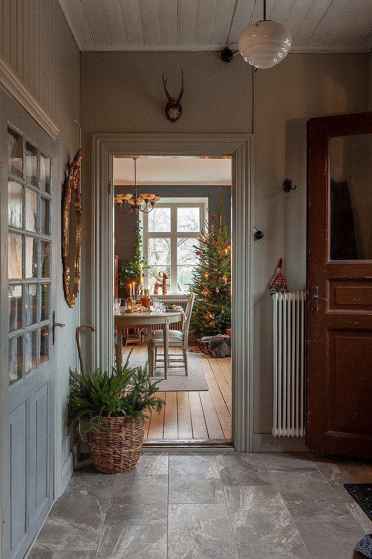 Eingangsbereich mit Marmorboden und Blick in weihnachtlich dekoriertes Esszimmer