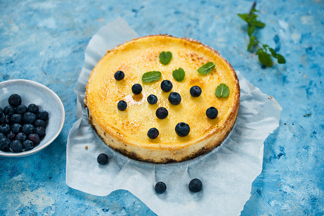 Creme-Brulee-Käsekuchen mit Blaubeeren