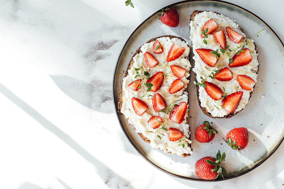 Bread with orange ricotta, strawberries, honey and thyme
