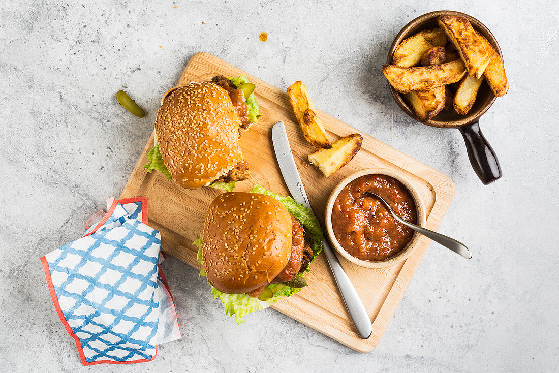 Burgers with potato wedges and sugo