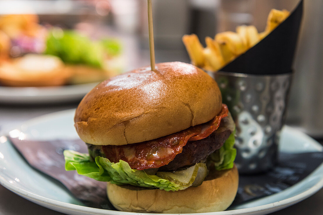 Burger mit Bacon und Pommes