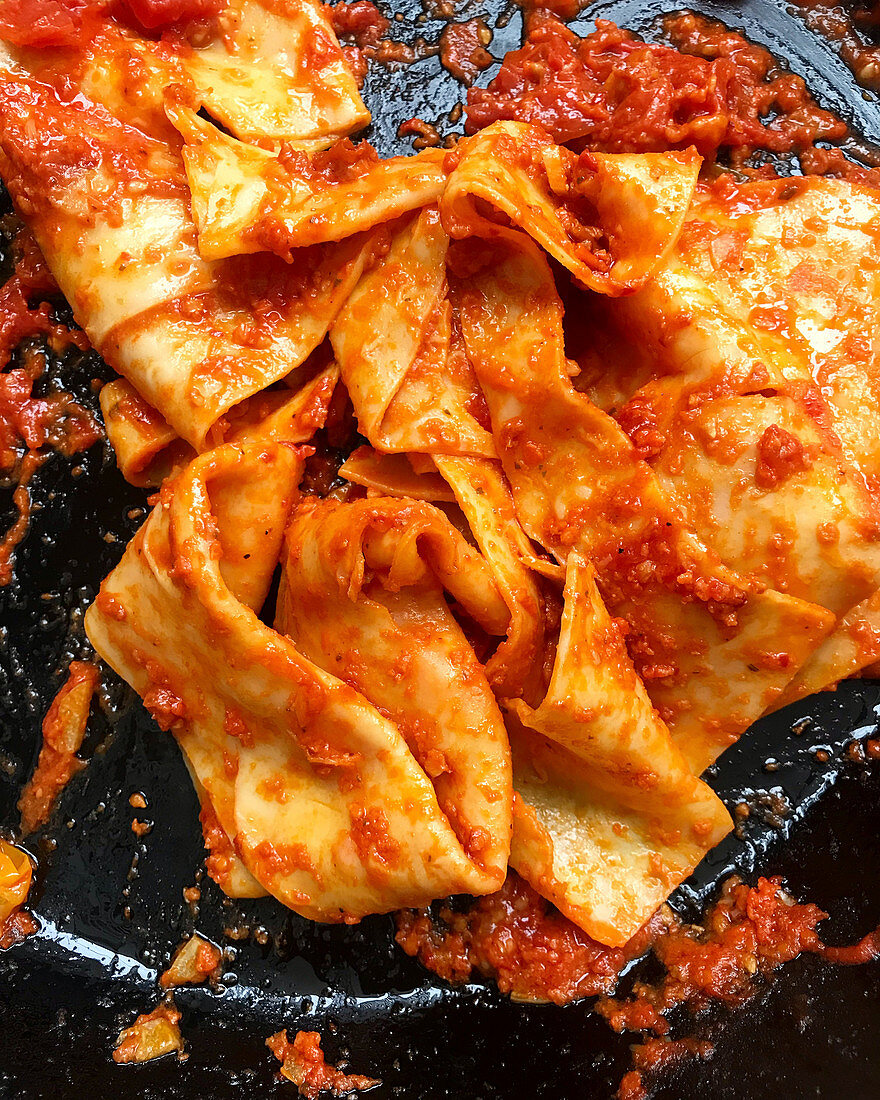 Pappardelle mit Tomaten in Pfanne