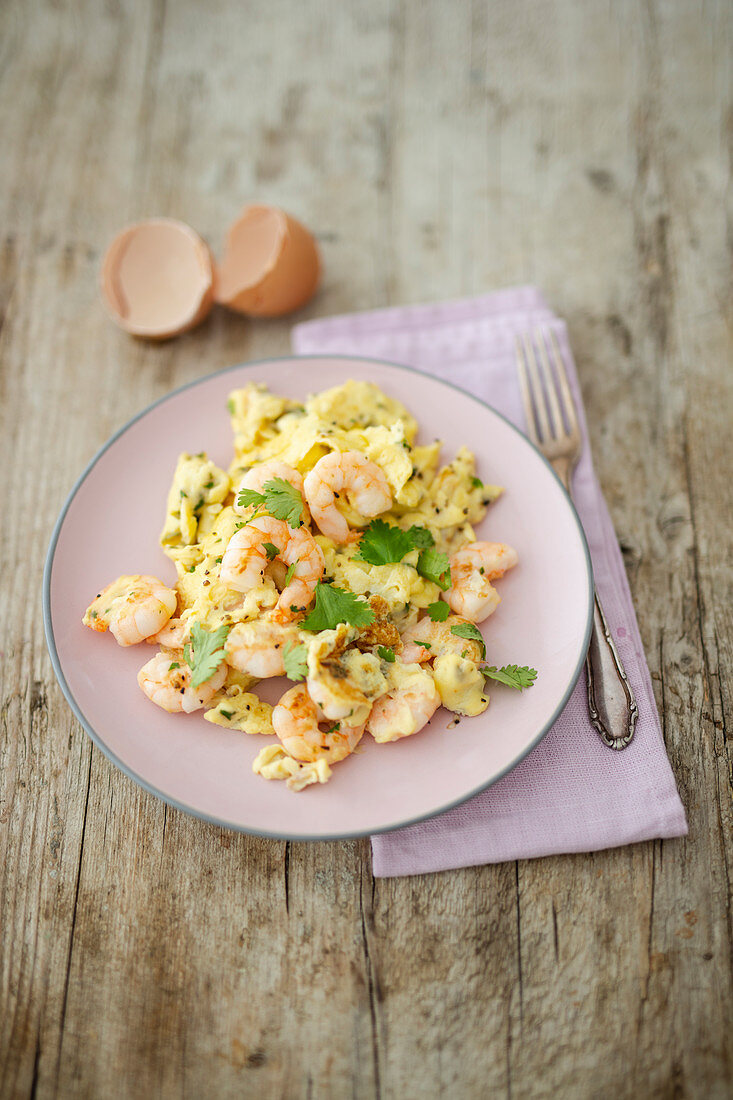 Scrambled egg with shrimps and coriander