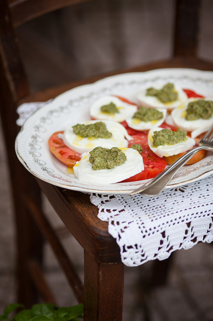 Tomatoes with mozzarella and courgette pesto (Italy)