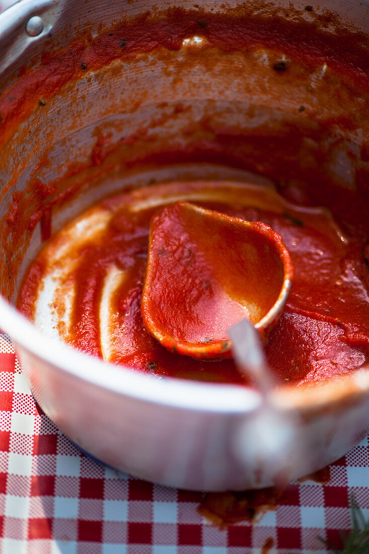 Remains of tomato sugo in a pot