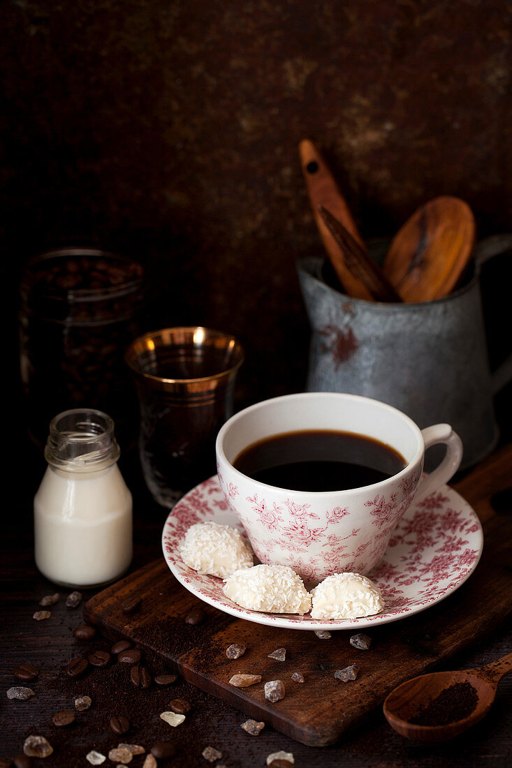 Black coffee with white chocolate and coconut cookies