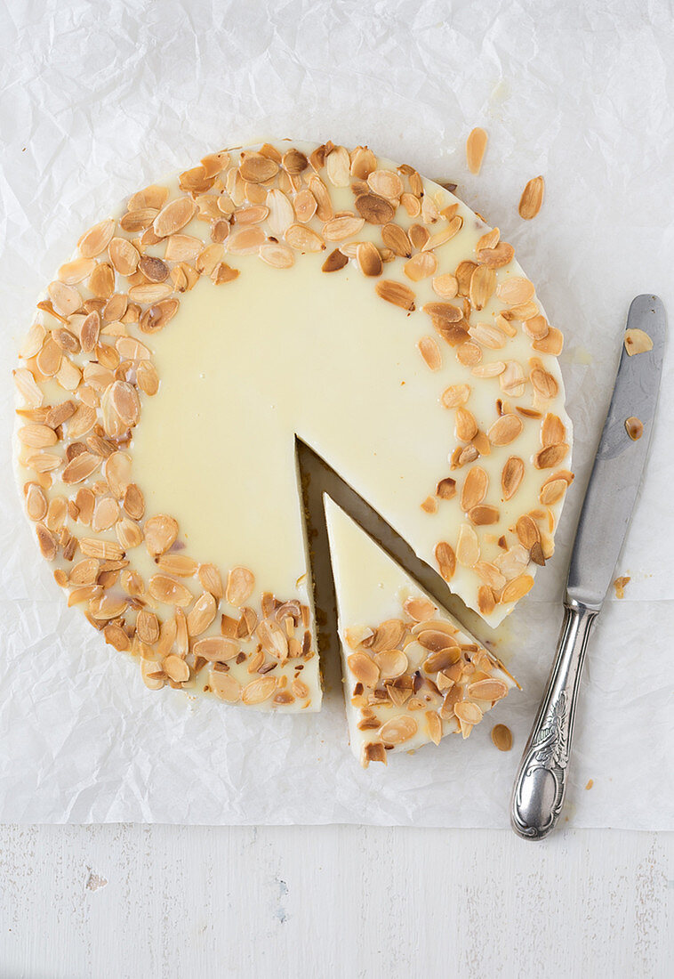 Cheesecake with flaked almonds