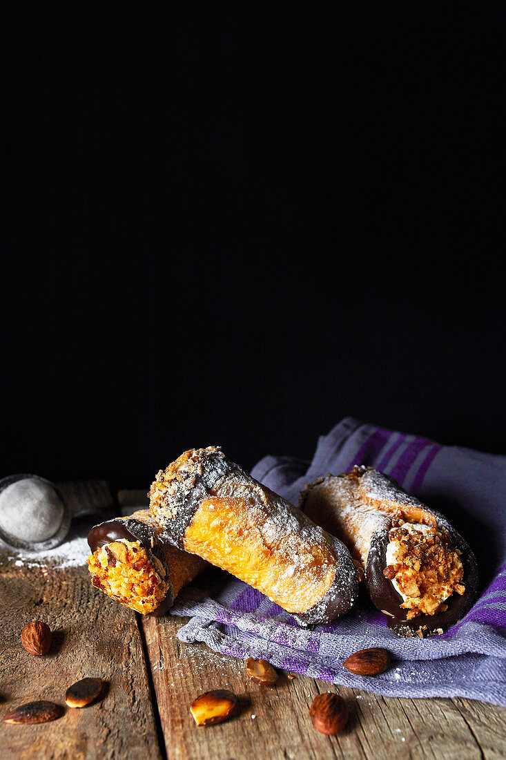 Sizilianische Cannoli mit Ricottacremefüllung und Mandeln (Italien)