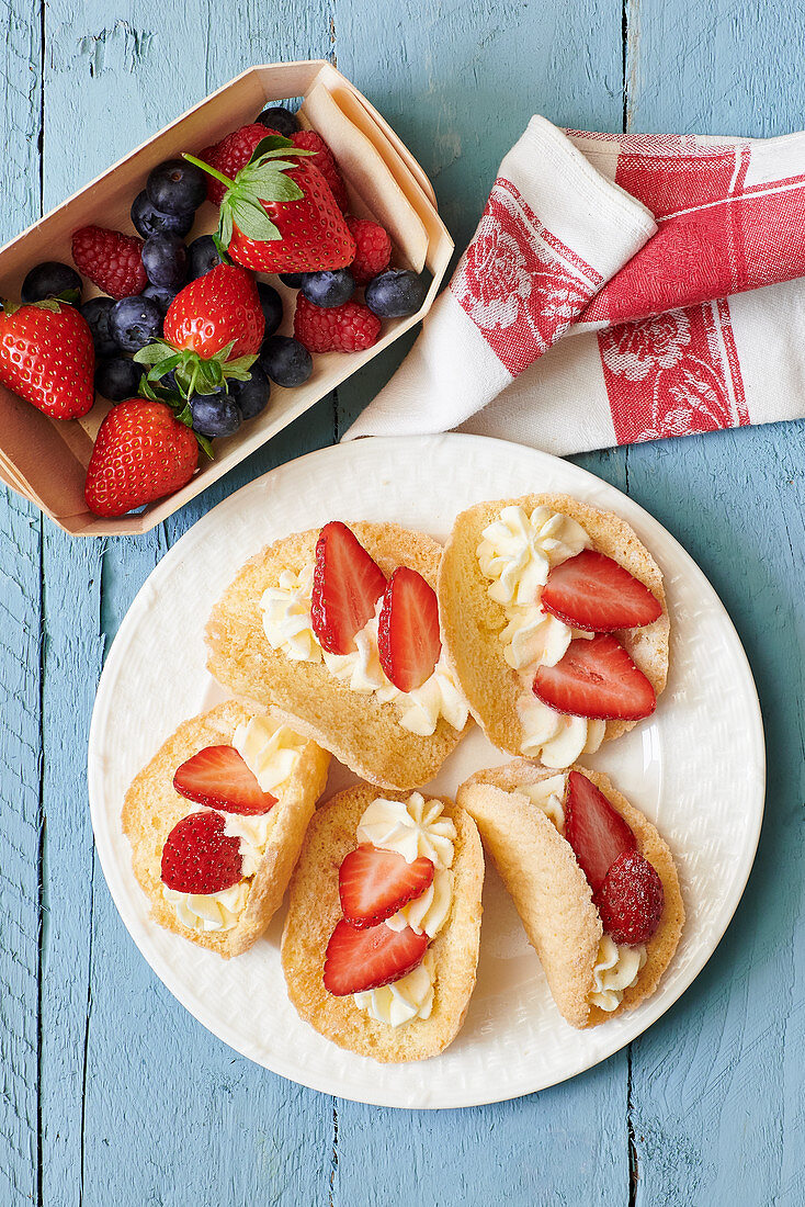 Strawberry Sponge Cakes