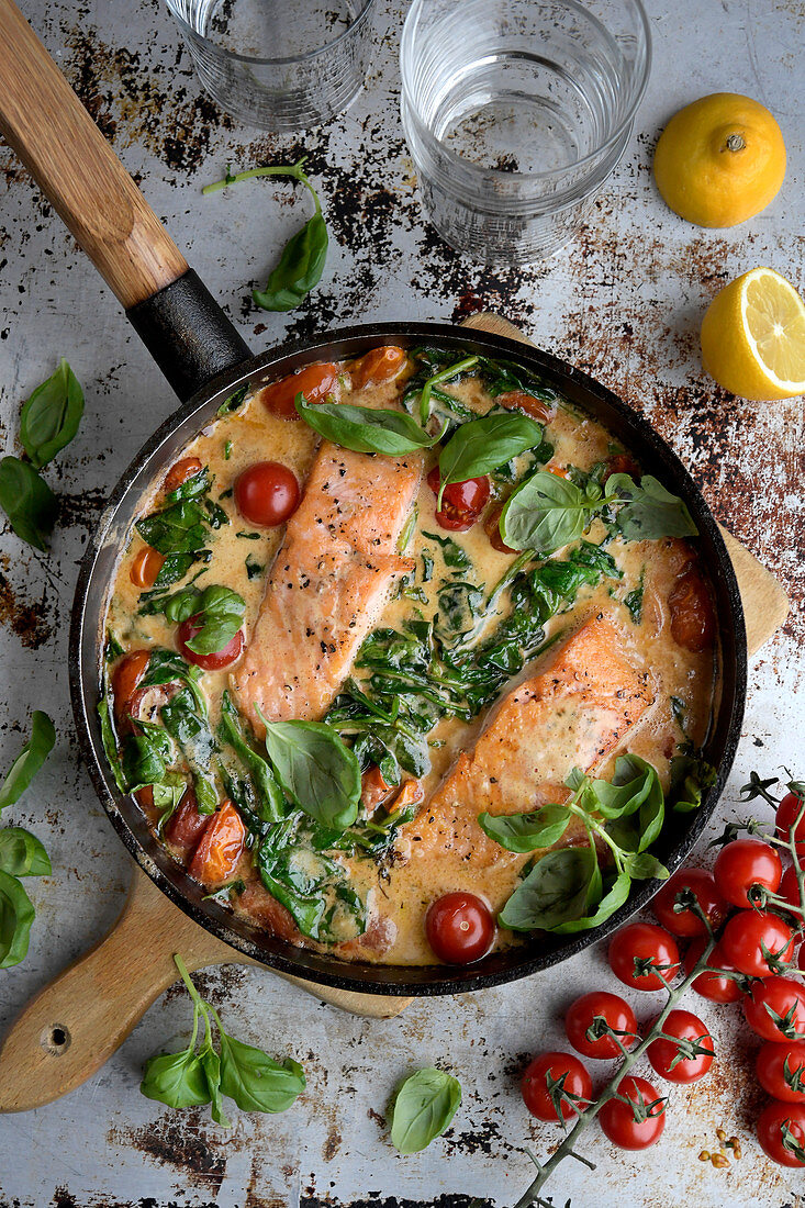 Salmon with tomatoe sauce spinache frying pan