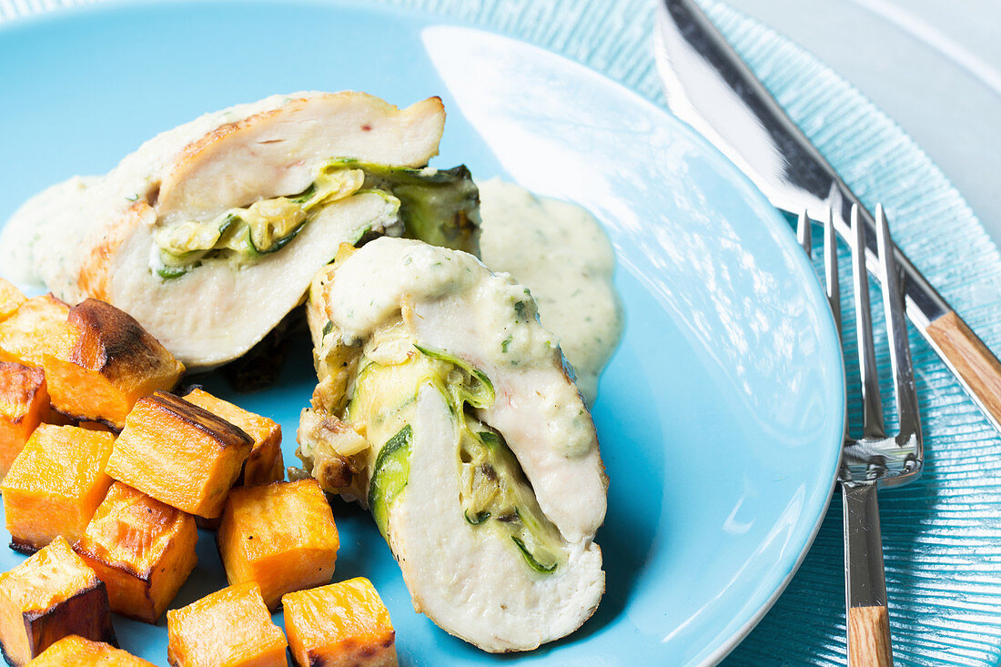 Hähnchenroulade mit Zucchinifüllung und gegrillter Süßkartoffel