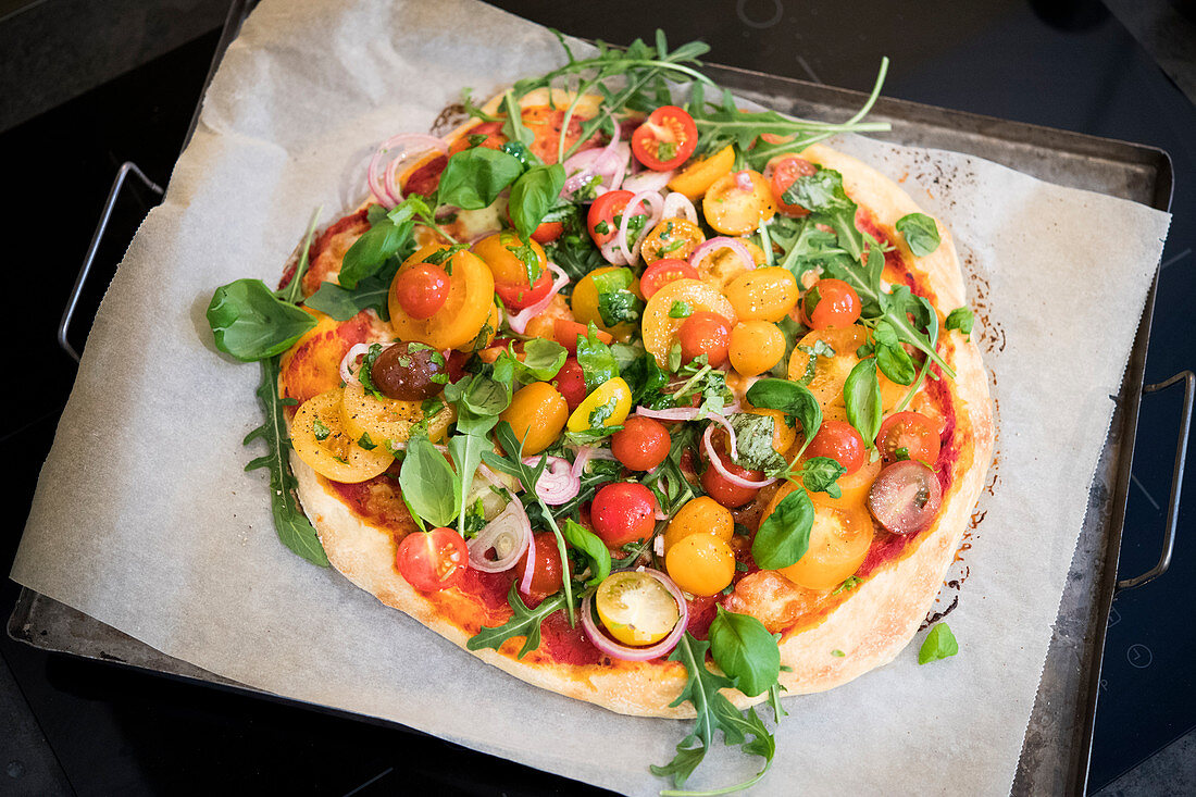 Pizza mit Tomatensalat