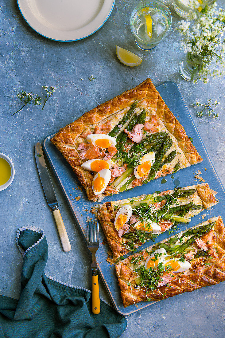 Asparagus tart with tuna and cooked eggs