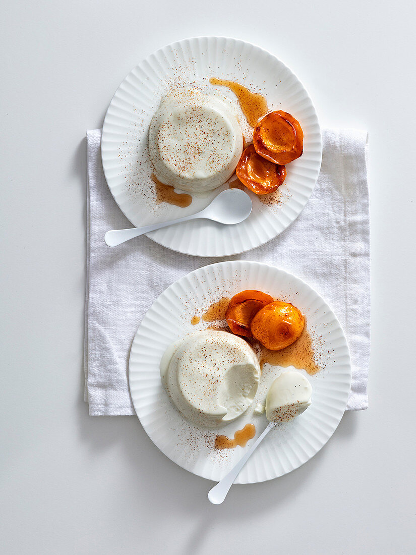 Honig-Joghurt-Panna Cotta mit karamellisierten Aprikosen