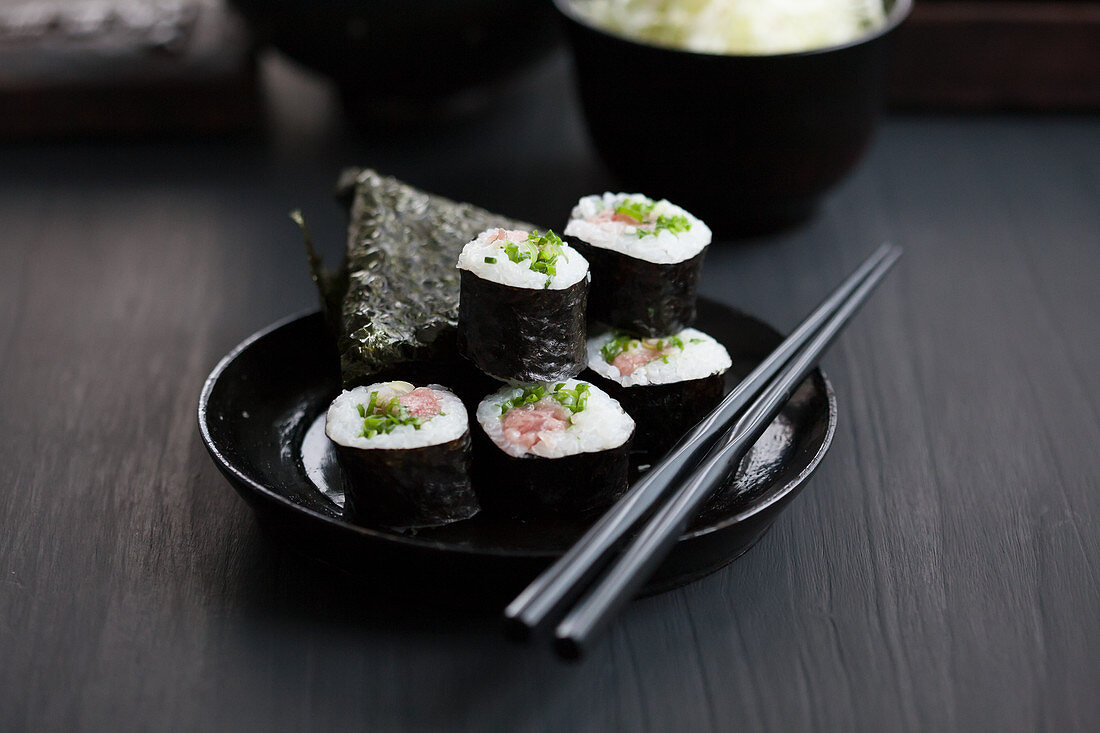 Onigiri und Maki-Sushi mit Thunfisch (Japan)