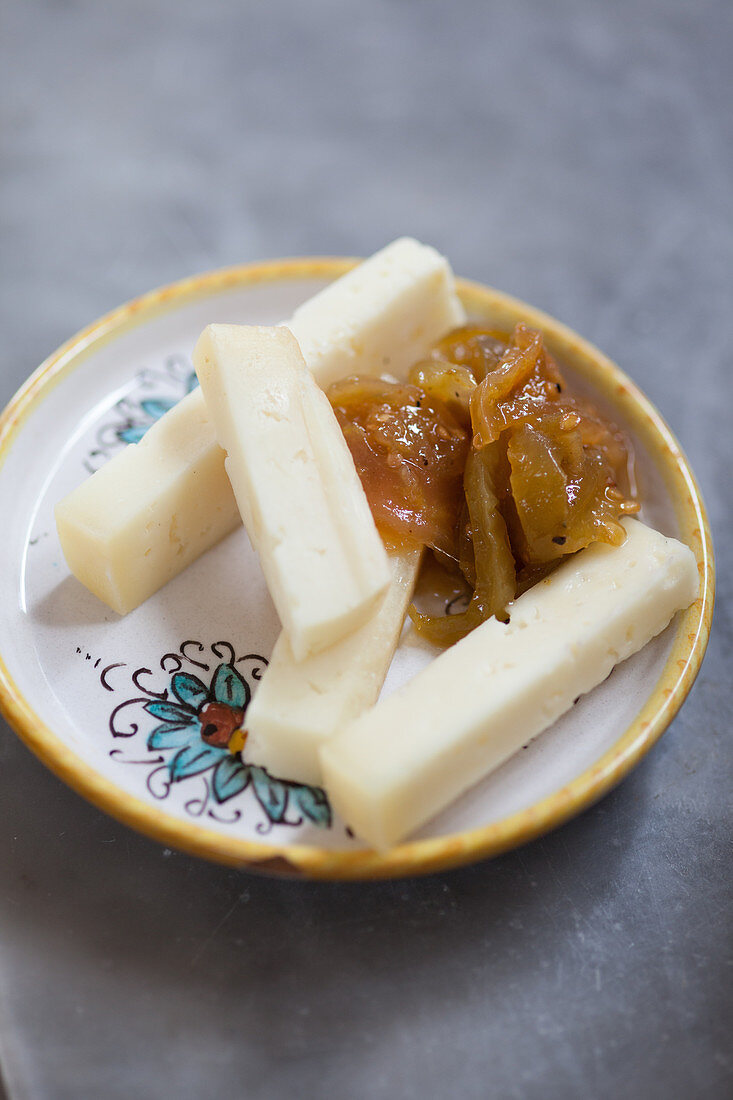 Mostarda di pomodori mit Käse