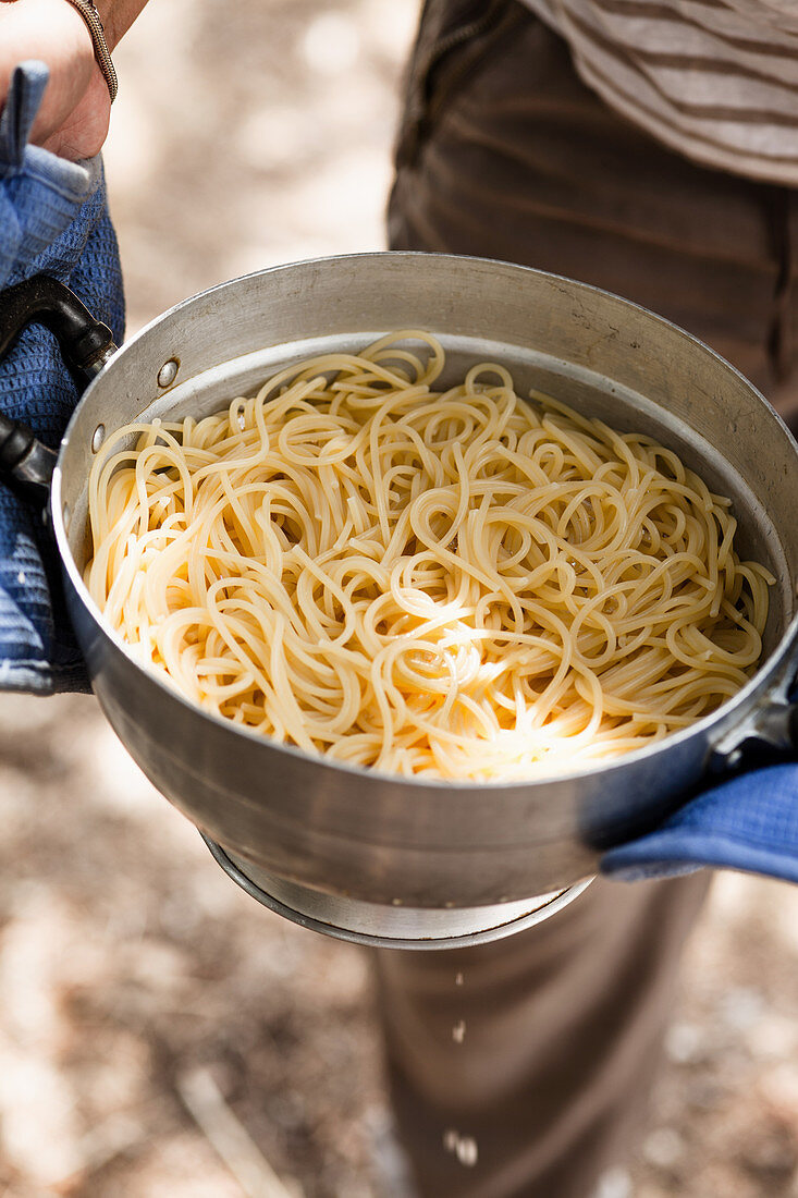 Gekochte Spaghetti im Sieb