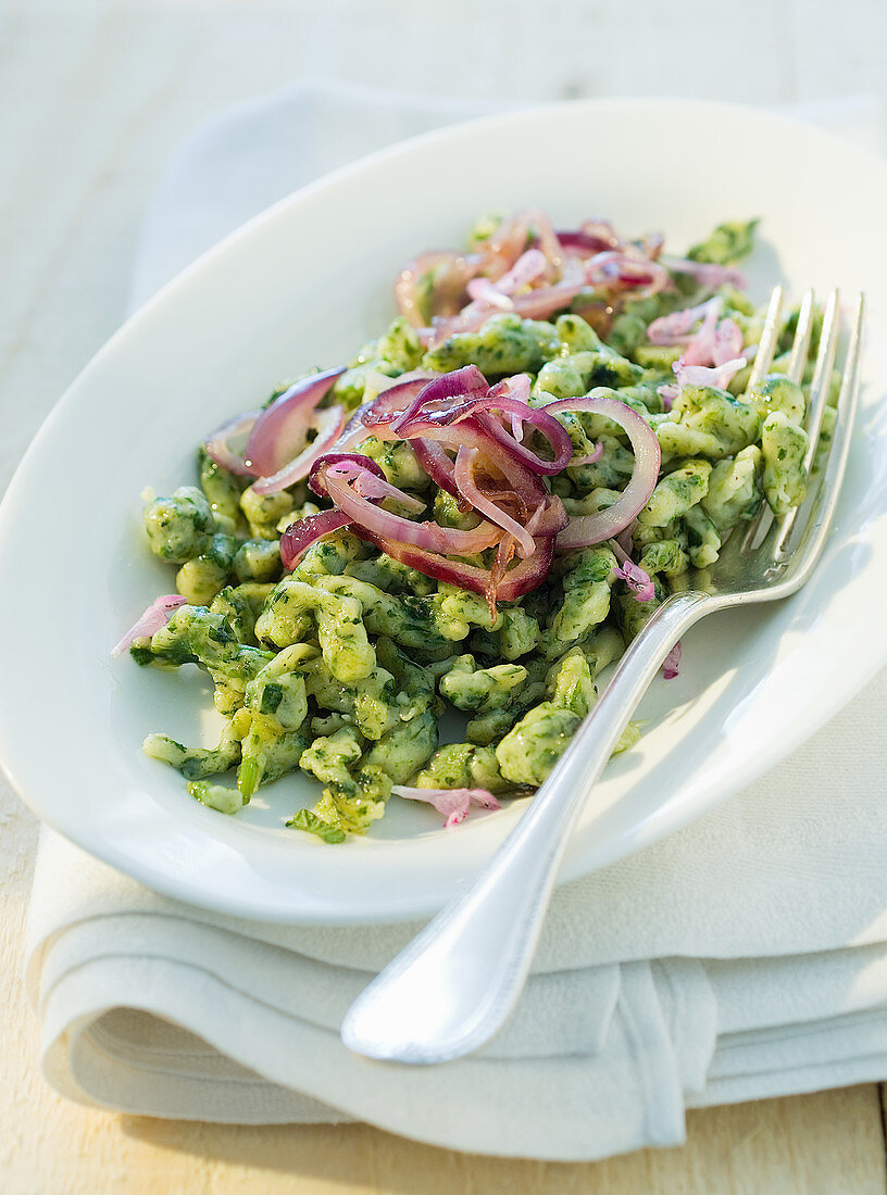 Spätzle mit Wildkräutern und roten Zwiebeln