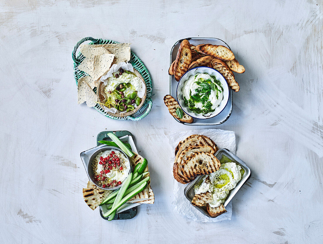 Verschiedene Dips mit Feta