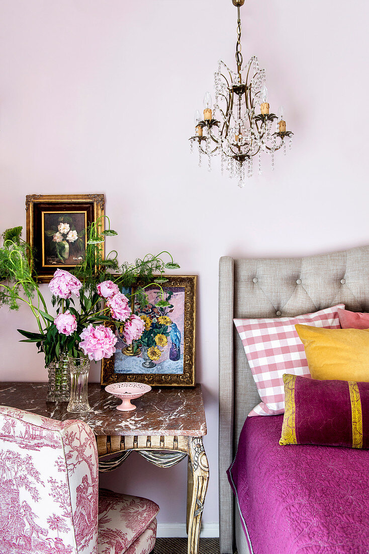 Schlafzimmer im Stilmix mit Toile de Jouy Sessel und Rokoko-Tischchen neben Polsterbett