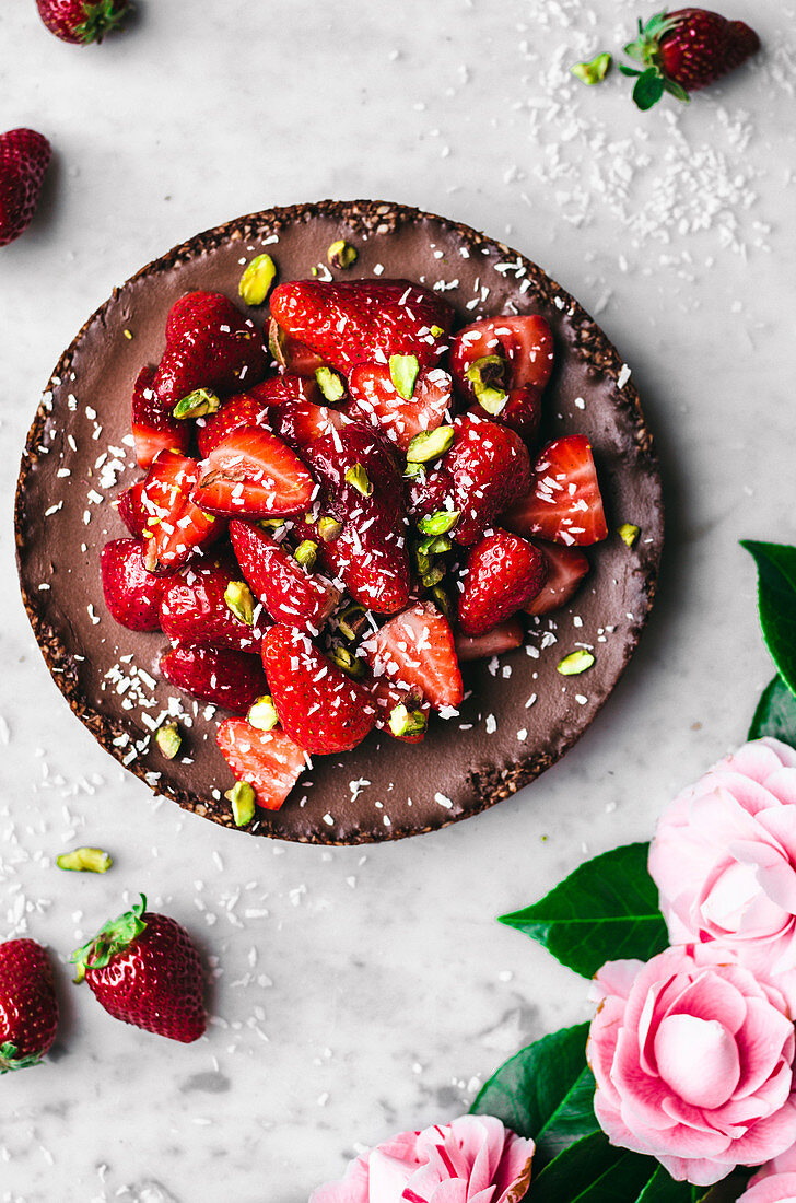 Vegane Schokoladen-Kokos-Tarte mit Erdbeeren und Pistazien