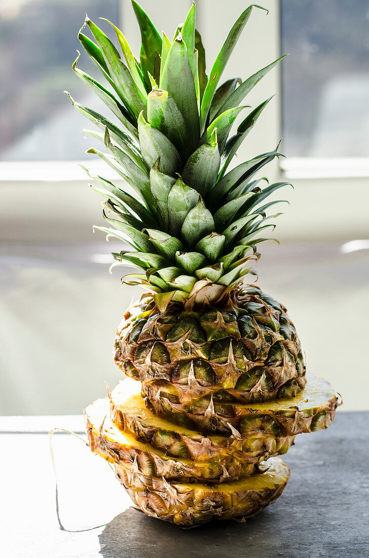 Fresh pineapple, sliced