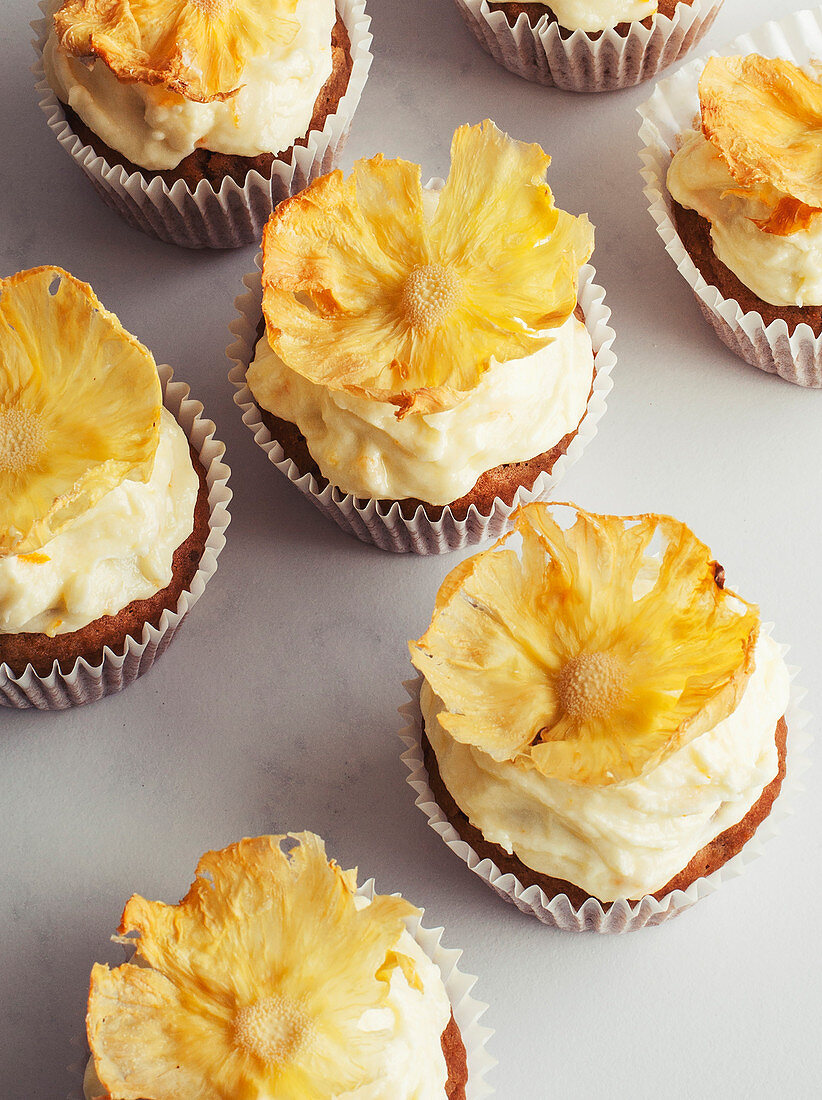 Karotten-Cupcakes mit Buttercremefrosting und Ananasdekoration