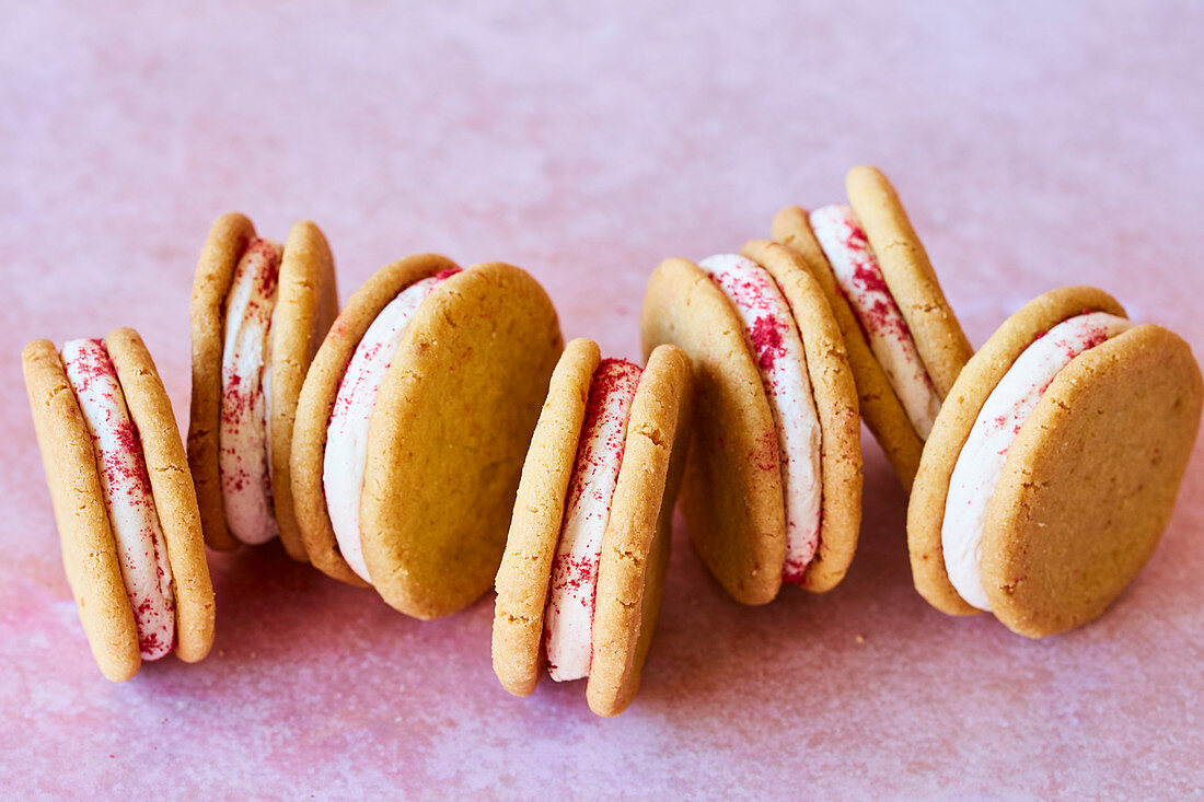 Sandwich Cookies mit Orangencreme und Himbeerpulver