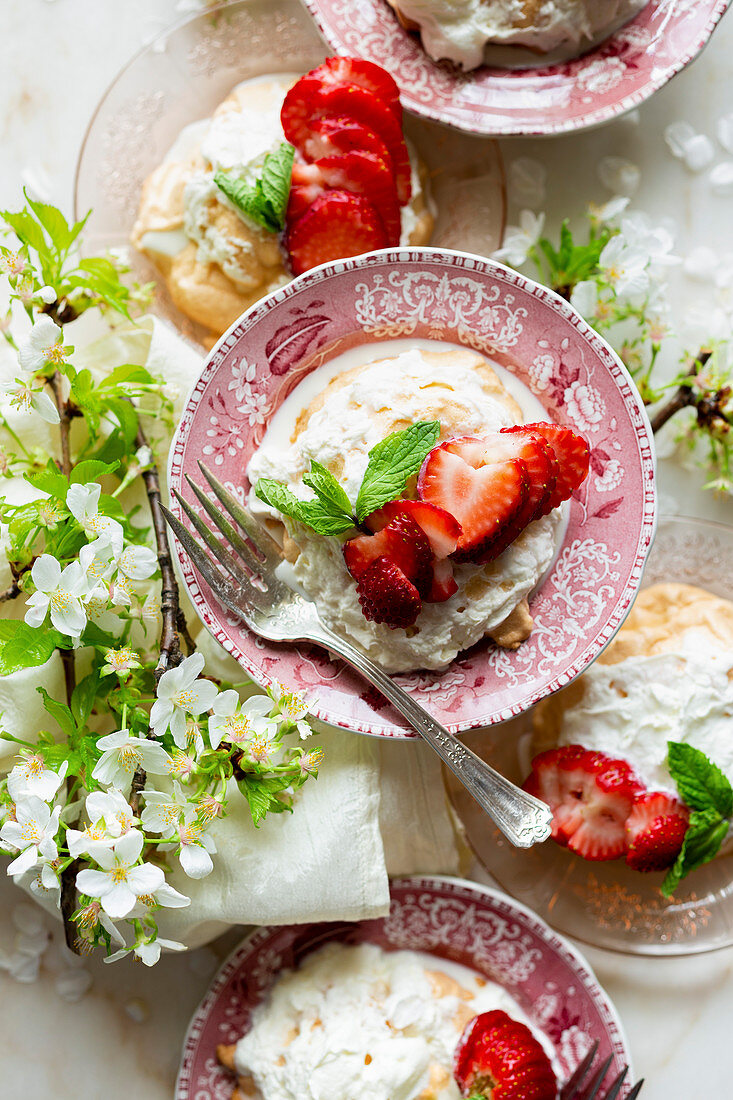 Pavlova mit Sahne und Erdbeeren