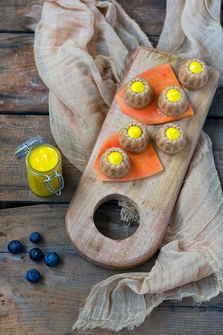 Vegetarische süsse Gelees mit gelber Sauce auf Papayascheiben