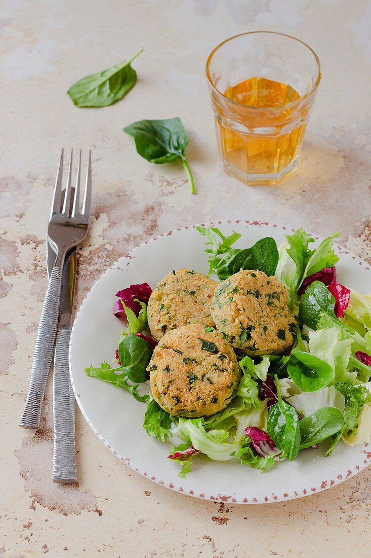 Vegane Kichererbsenbratlinge auf Blattsalat