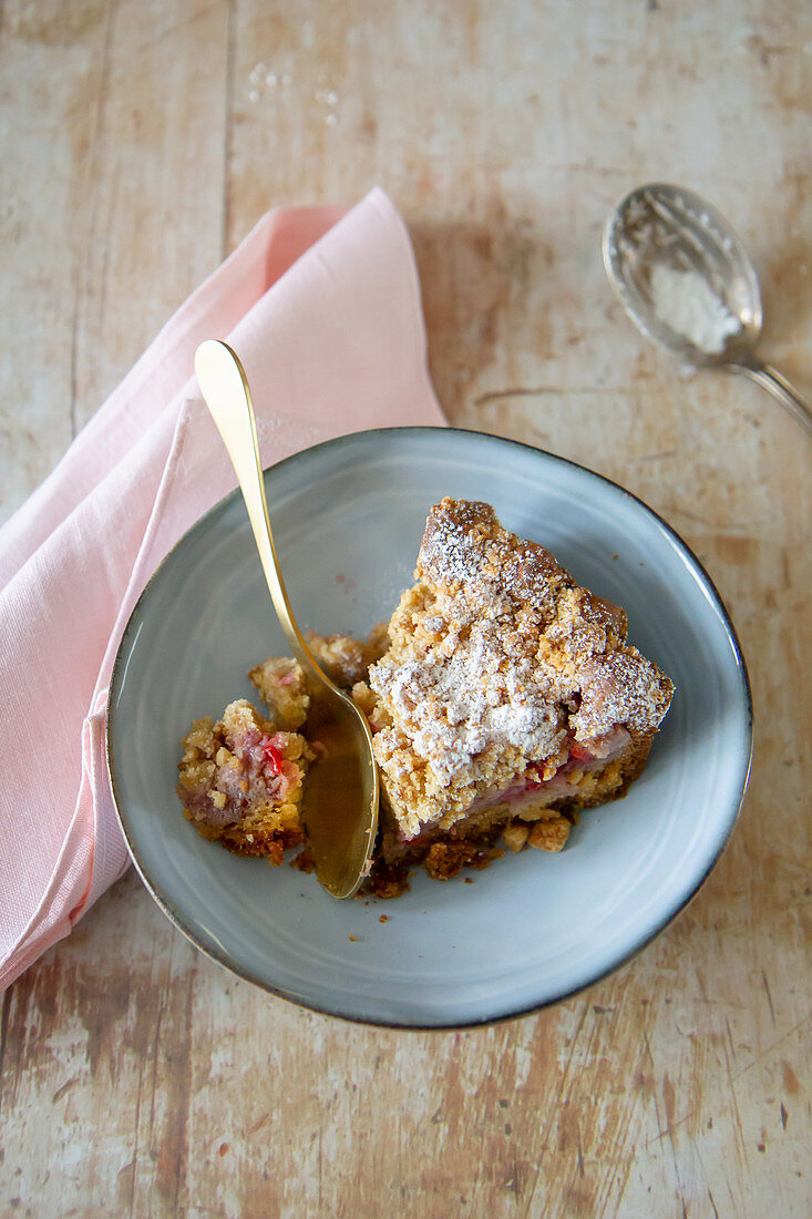 Ein Stück Erdbeer-Kaffee-Kuchen