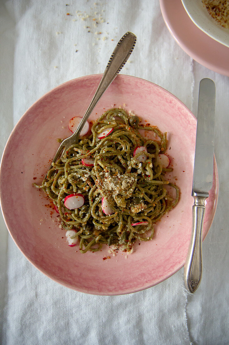 Matcha-Spaghetti mit Radieschen