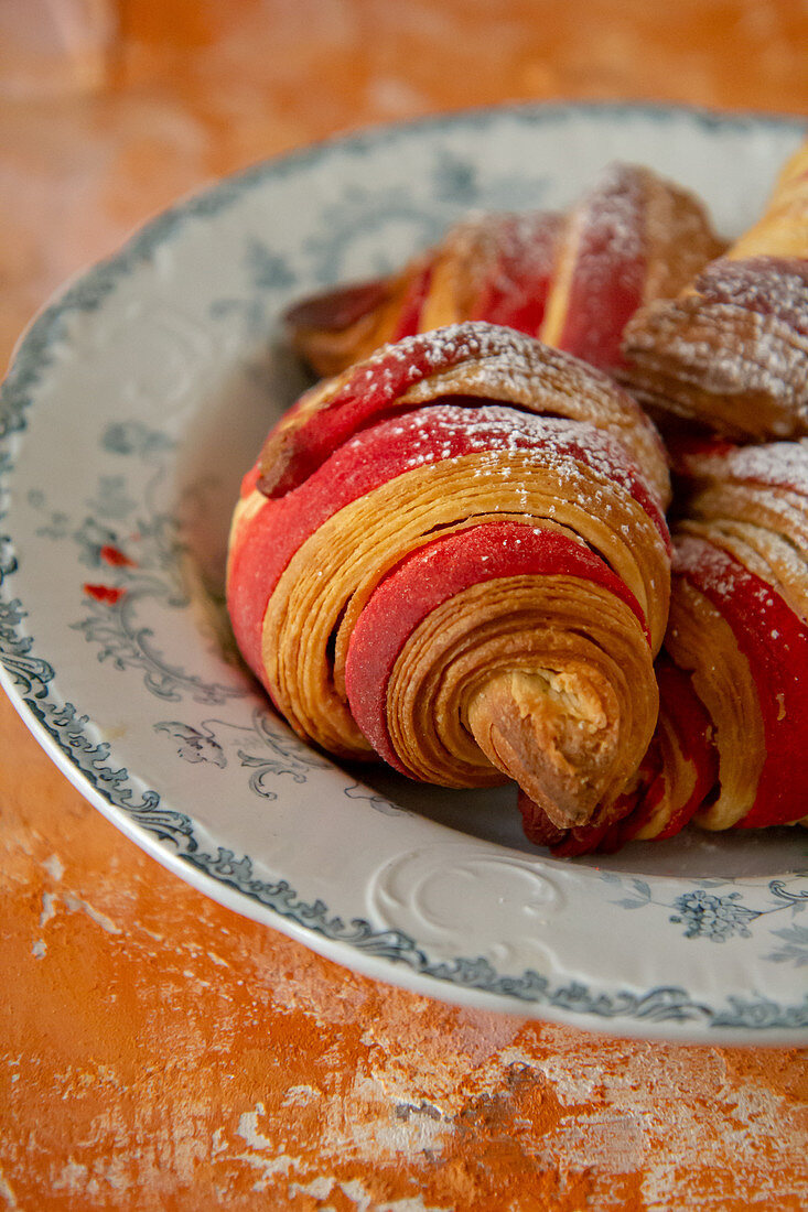 Zweifarbige Croissants mit Puderzucker