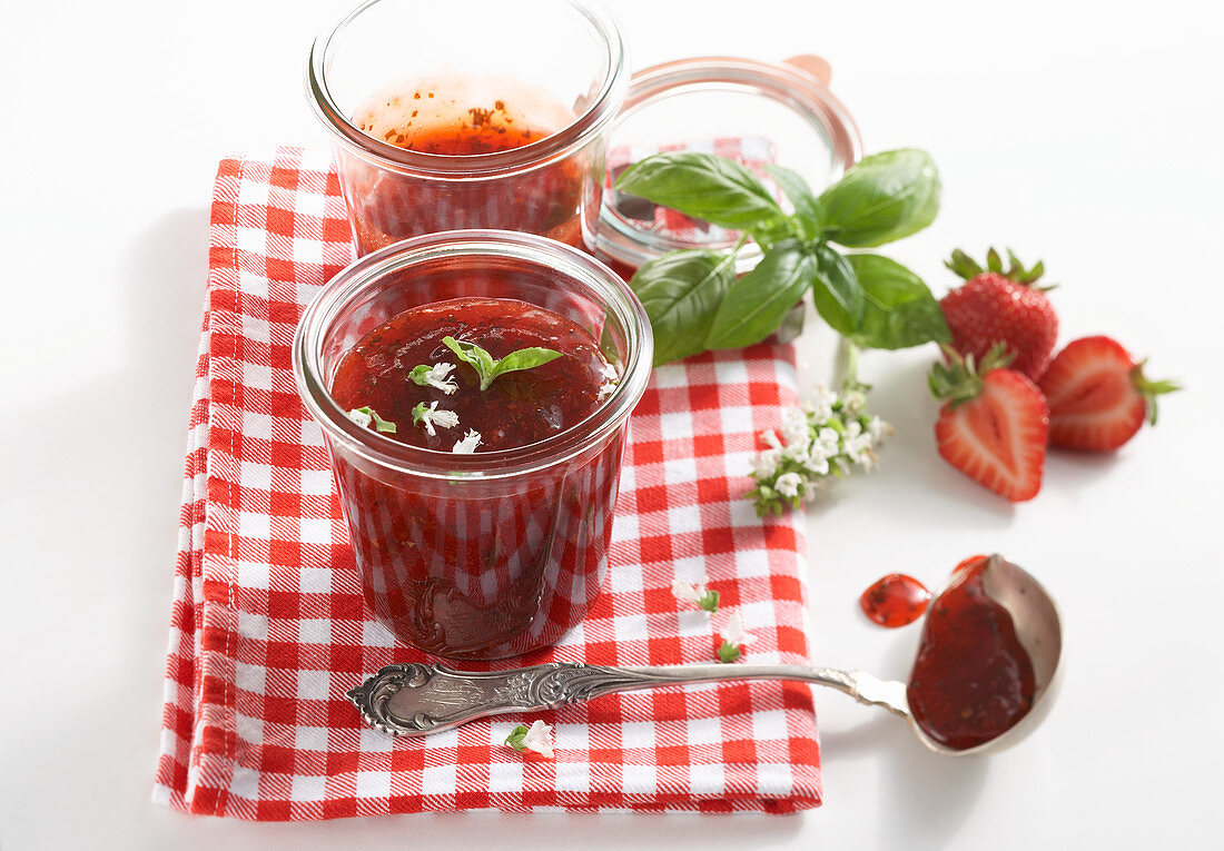 Konfitüre aus Erdbeeren mit frischen Basilikumblättern