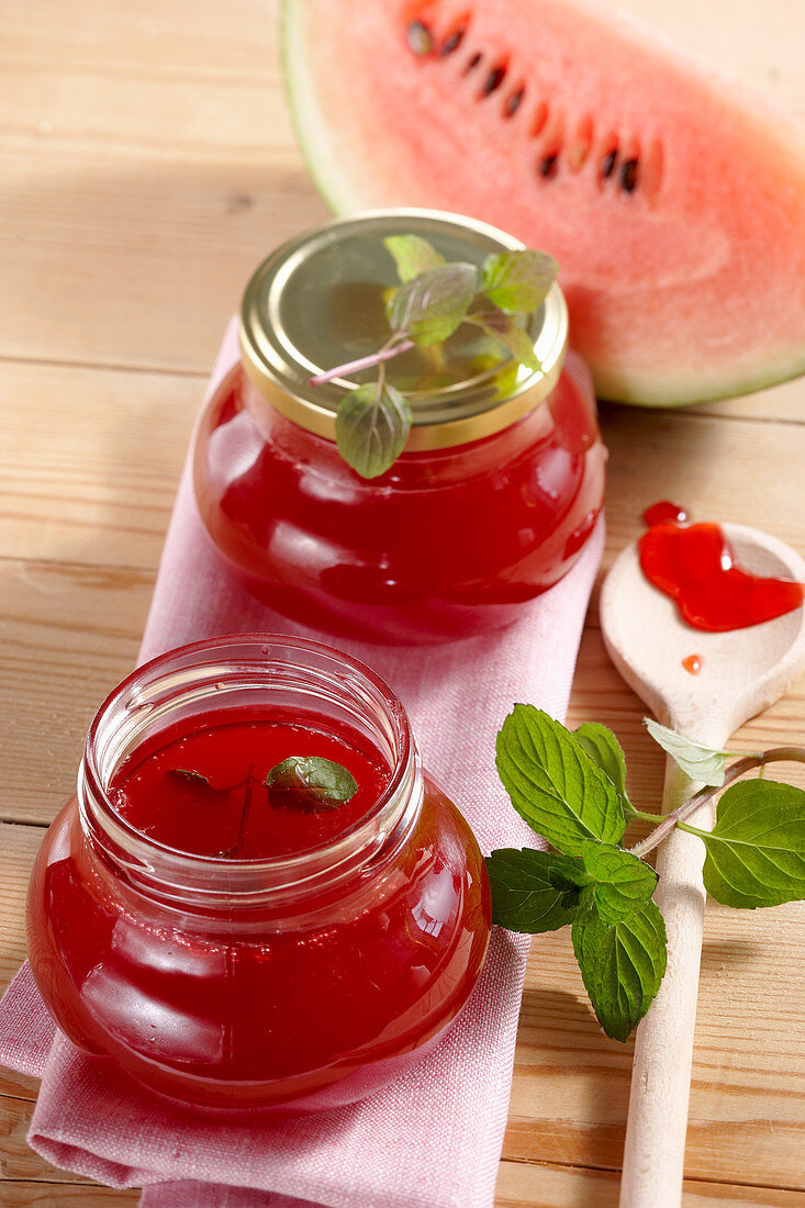 Wassermelonen-Himbeer-Gelee mit frischer Minze