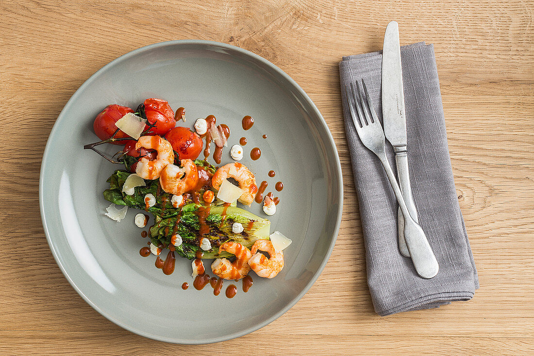 Roasted romaine lettuce hearts with shrimps and tomatoes