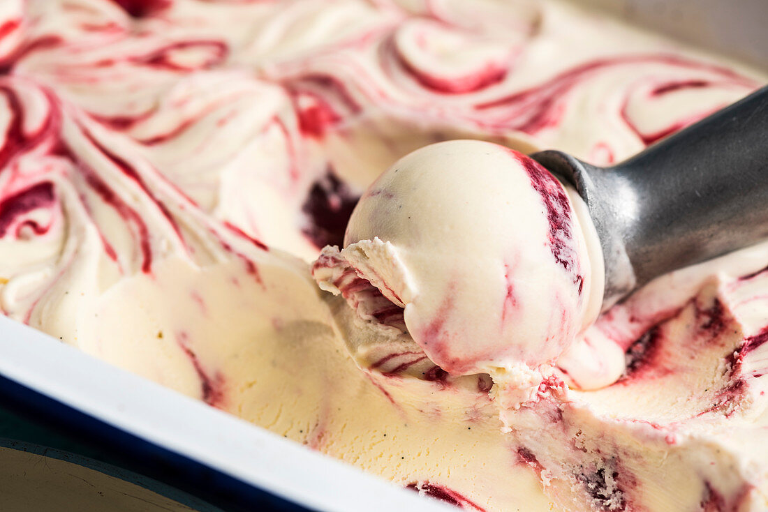 Raspberry and mascarpone ice