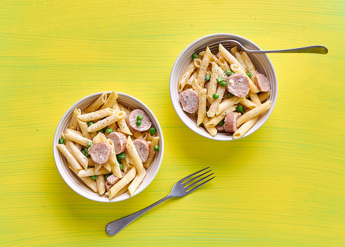 Creamy penne with pork sausages and peas