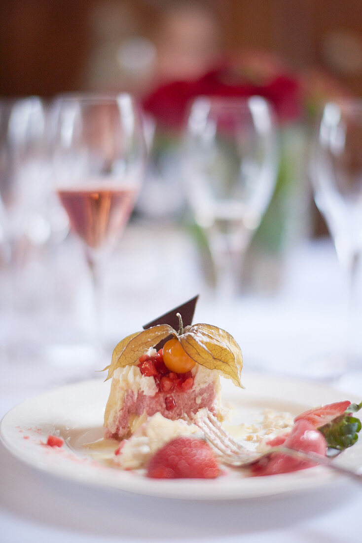 Dessertteller mit Himbeermousse und Rosesekt (Frankreich)