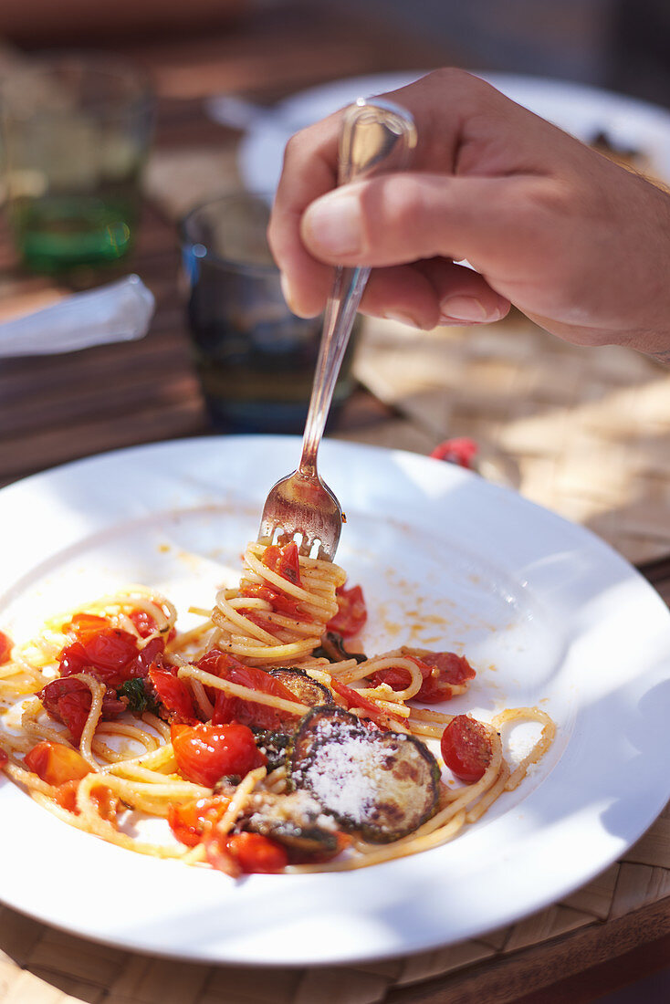 Spaghetti mit Tomaten, gebratenen Auberginen und Pecorino (Sizilien)