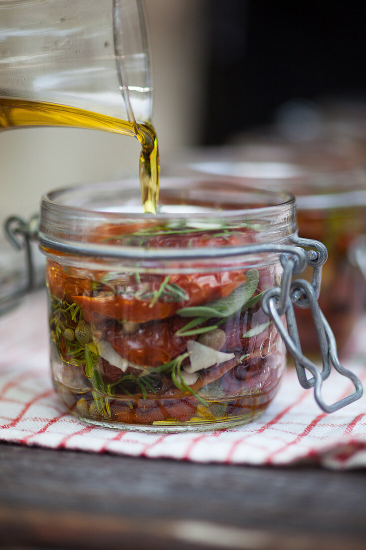 Getrocknete Tomaten in Olivenöl einlegen