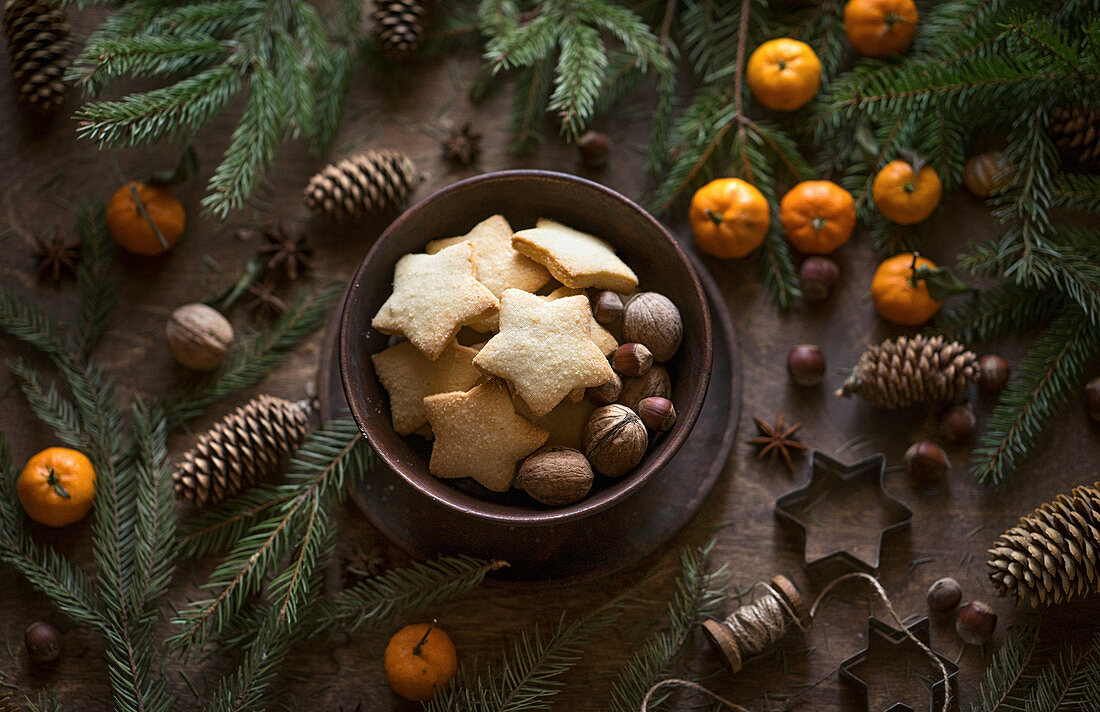 Weihnachtsplätzchen und Nüsse in einer Schale