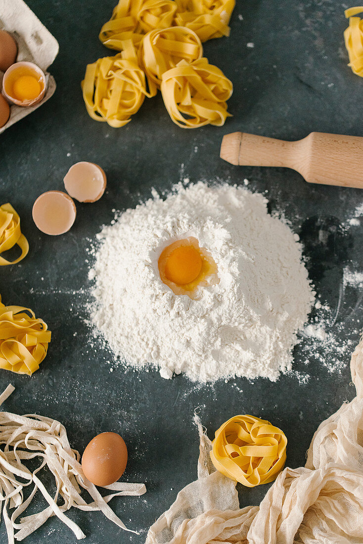 Selbstgemachte Pappardelle und Zutaten für Nudelteig