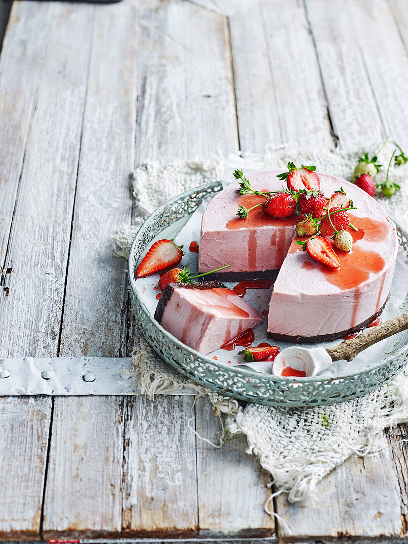 Veganer Erdbeer-Cheesecake mit Brownieboden, angeschnitten