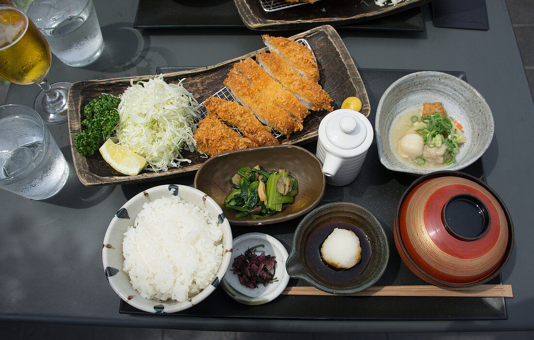Tonkatsu mit Kohl, Sauce, Reis, Pickles, geriebenem Rettich und Misosuppe (Japan)