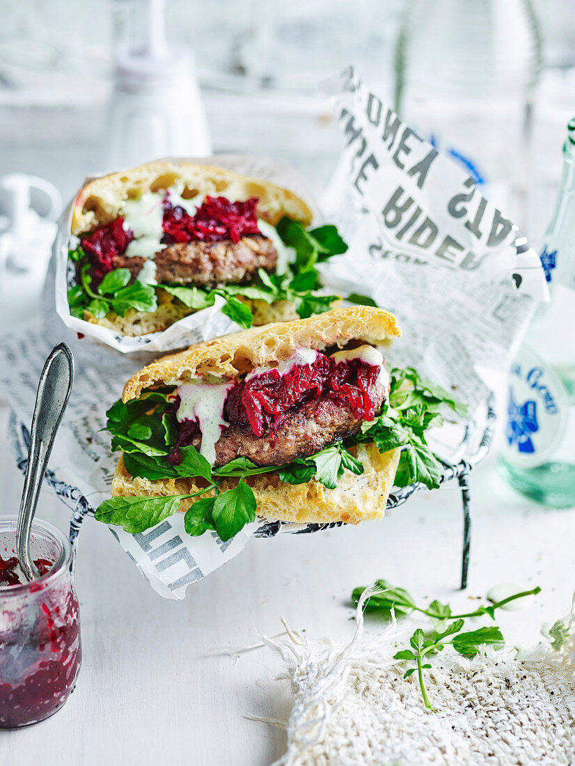 Lammburger mit Joghurtsauce, Rote-Bete-Relish und Brunnenkresse