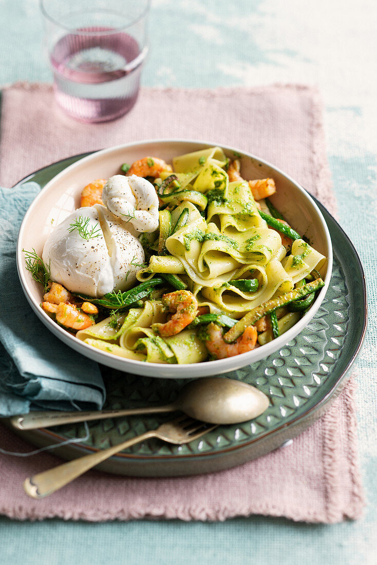 Pappardelle mit Zucchini, Garnelen, Burrata und Kräuterpesto