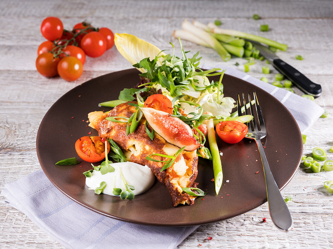 Omelette with tomatoes, arugula, figs, spring onions, sour cream and chicory